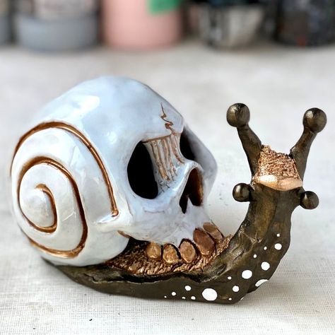 Snail Sculpture Ideas, Goth Clay Sculpture, Skull Ceramic Sculpture, Sculpture Art Clay Aesthetic, Snail Clay Art, Scary Ceramics Ideas, Snail Clay Sculpture, Creative Clay Sculptures, Clay Snails Sculpture