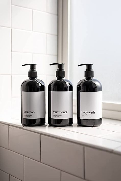 Refillable Shampoo Bottles, Shampoo And Conditioner Bottles, Black Bathroom Sets, Bathroom Organization Hacks, Black Shampoo, Trendy Interior Design, Bathroom Showers, Bathroom Master, Black Bathroom Accessories