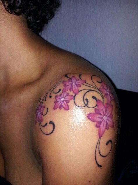 Pink Flower Tattoo Black Women, Black People Tattoos, Classy Tattoos For Women, Tatoo 3d, Flower Shoulder Tattoo, Shoulder Tats, Purple Tattoos, Cool Shoulder Tattoos, Daisy Tattoo