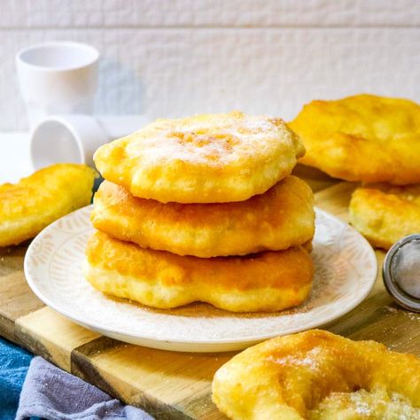 Fried Dough Recipe, Fried Dough Recipes, Bulgarian Bread Recipe, September Meals, Balkan Recipes, Bread Bar, Desserts Around The World, Bulgarian Food, Eastern European Food