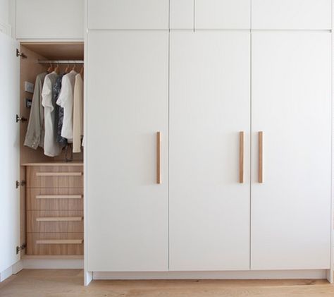 Scandinavian Wardrobe, Scandi Bedroom, Bedroom Scandinavian, Bedroom Cupboards, Wardrobe Door Handles, Wardrobe Door Designs, White Wardrobe, Wardrobe Designs, Sliding Wardrobe Doors