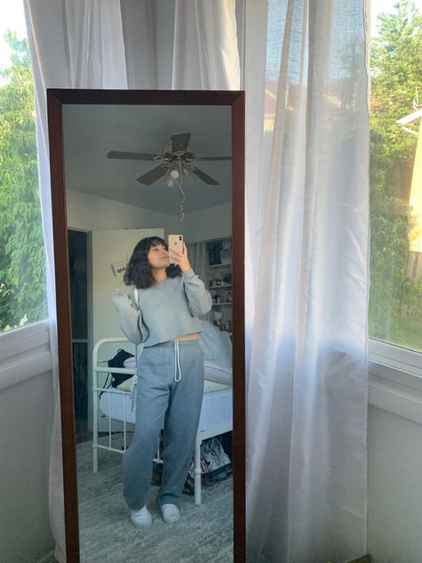 Gray sweatpants-gray cropped sweatshirt-white vans Grey Sweatpants Crop Top Outfit, Gray Casual Cropped Sweater, Gray Crew Neck Trendy Crop Top, Casual Gray Cropped T-shirt, Gray Seamless Crop Top, Lazy Fits, Gray Sweatpants, Boho Fits, White Vans