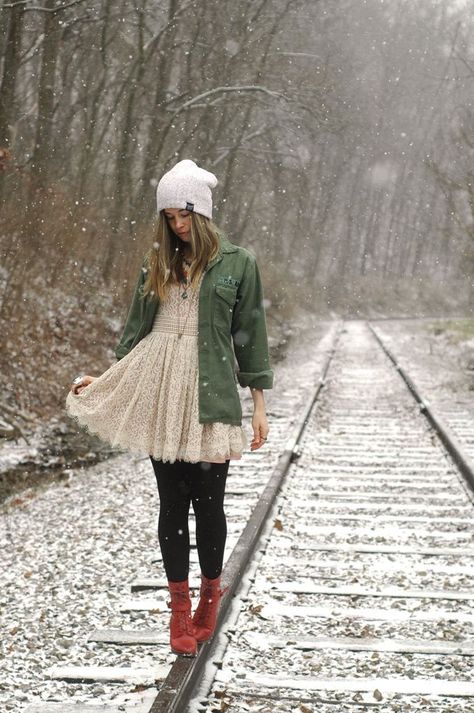 Winter Senior Pictures Outfits, Winter Senior Photography, Winter Portraits Photography, Winter Senior Pictures, Lace Dress Outfit, Snow Photoshoot, Winter Portraits, Senior Photo Outfits, Senior Photo Poses