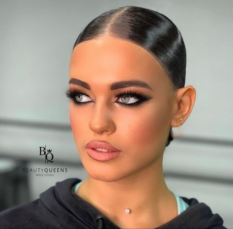 Contemporary Dance Makeup, Ballroom Dance Makeup Looks, Ballroom Makeup Standard, Dance Comp Makeup, Dancers Makeup, Stage Makeup Dancer, Ballroom Dance Makeup, Ballroom Competition Makeup, Dancer Makeup