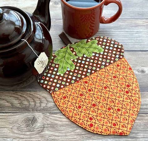 Thanksgiving Mug Rugs, Acorn Mug Rug Pattern, Hot Pads Diy, Quilted Potholder Pattern, Fall Sewing Projects, Fall Quilt Patterns, Fall Pumpkin Crafts, Halloween Sewing, Fall Sewing