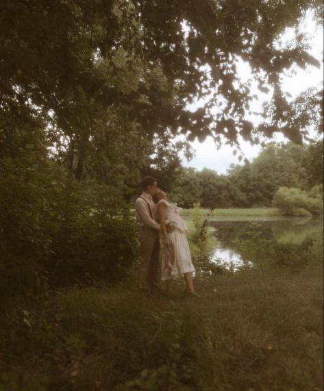 Vintage Photoshoot Engagement, Tira Core, Pride And Prejudice Engagement Photos, Pride And Prejudice Wedding Aesthetic, Pride And Prejudice Proposal, Pride And Prejudice Photoshoot, Meadow Photoshoot, Pride And Prejudice Wedding, Whimsical Engagement Photos