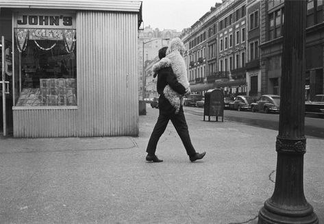 A Daily Ritual That Makes You Smarter, happier and provide you with a feeling of being in love for the first time. a WALK. Joel Meyerowitz, Street Image, Walker Evans, William Eggleston, Robert Frank, Black And White City, Henri Cartier Bresson, The Americans, Health Nut