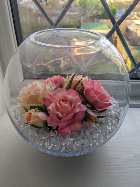 Orbeez Centerpieces Flowers, Flowers In Bowl Vase, Round Vase Flower Arrangements, Fish Bowl Flower Arrangements, Glass Bowl Decor Ideas, Fake Flower Centerpieces, Fish Bowl Decorations, Fishbowl Centerpiece, Vase Filler Ideas