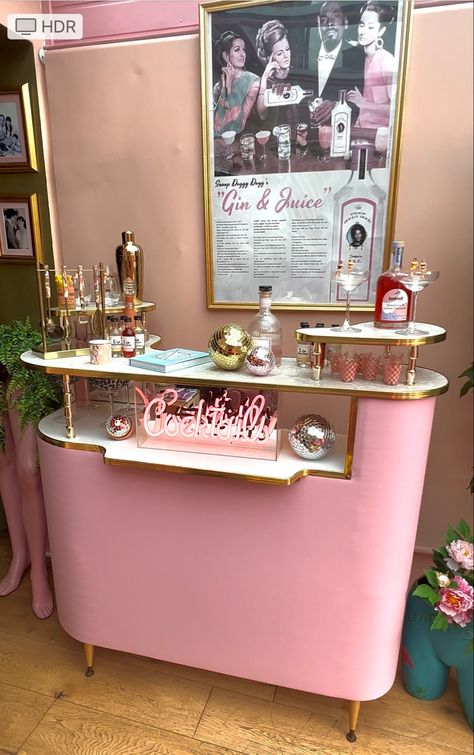 Pink vintage bar. Cocktail bar. Pink. Retro Bars, Quirky Salon Ideas, Coffee Bar Eclectic, Retro Bar, Pink Salon Aesthetic, Girly Bar, Retro Room Ideas, Home Cocktail Bar, Pink Bar