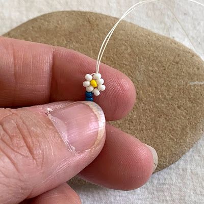 Flower Beaded Tutorial, Bead Daisy Chain Tutorial, Beaded Daisy Ring Tutorial, Bead Daisy Tutorial, Beading Flowers Tutorial, Beaded Daisy Bracelet Tutorial, Daisy Chain Beading Tutorials, Beaded Daisy Tutorial, Beaded Flower Ring Tutorial