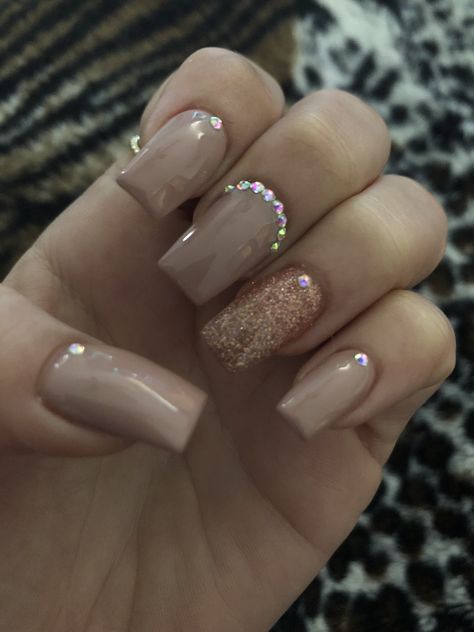 Nails Acrylic With Diamonds Rhinestones, Rose Gold Nails Acrylic Square, Gold Nails Acrylic Square, Beige Nails With Rhinestones, Rose Gold Short Nails, Short Nude Nails With Rhinestones, Nude Rose Gold Nails, Gold Nails With Rhinestones, Nude And Rose Gold Nails