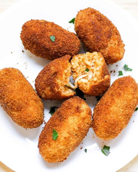 Italian Supplì Recipe (Risotto Rice Croquettes) Sausage Crostini, Rice Croquettes, Italian Appetizer Recipes, Antipasto Platter Italian, Recipe Risotto, Eggplant Rollatini Recipe, Bruschetta Appetizer, Italian Recipes Appetizers, Italian Appetizer