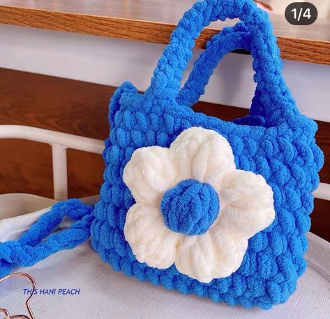 Chenille Crochet Bag, Chunky Yarn Crochet, Wool Tote, Crochet Phone Cases, Crochet Fish, Crochet Knit Stitches, Crochet Bag Tutorials, Chenille Yarn, Crochet World