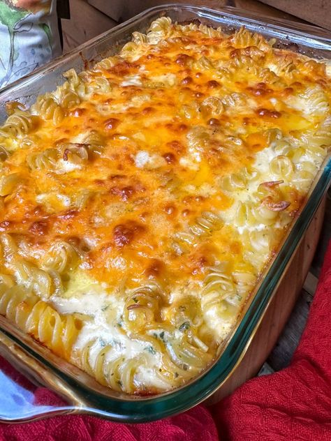 Decadent Macaroni and Cheese - The Tipsy Housewife Easy Hamburger Casserole, The Tipsy Housewife, Tipsy Housewife, Hamburger Casseroles Recipes, Ground Beef And Potatoes, Easy Hamburger, Hamburger Casserole, Cheeseburger Casserole, Macaroni N Cheese Recipe