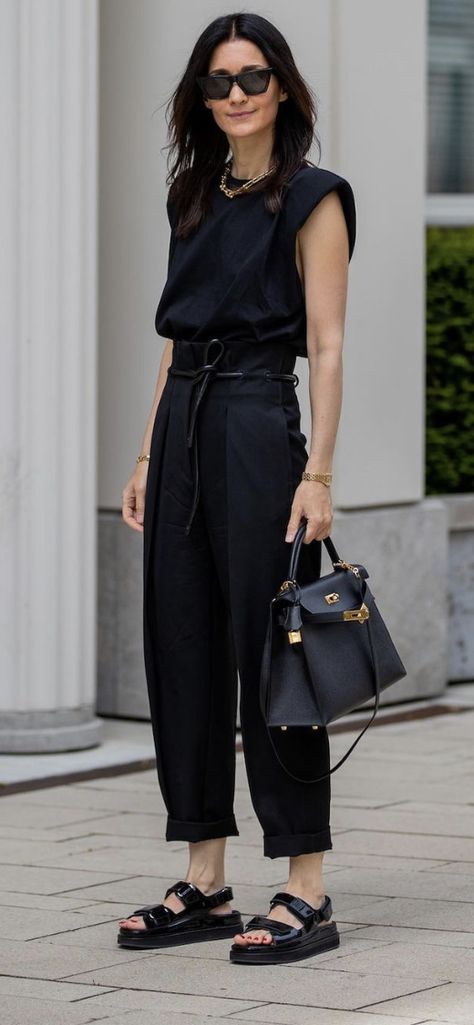 Minimal Summer Outfits, Black Sandals Outfit, European Travel Outfit, Photographer Outfit, Outfits Of The Week, Hermes Fashion, Style Parisienne, Sandals Outfit, Weekly Outfits