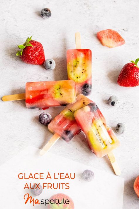 S’il y a une chose que nous apprécions tous en été, c’est bien les glaces ! Découvrez notre recette glace à l’eau aux fruits pour vous rafraîchir à toute heure de la journée tout en vous régalant. Pour les réaliser, rien de plus simple : des fruits, du sirop et de l’eau, le tout dans le moule à glace de Silikomart. Les enfants en raffolent ! Glace Fruit, Watermelon, Dessert, Fruit