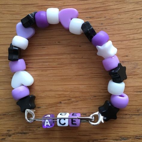 Pride Pony Bead Bracelets, Pride Bracelet Diy Beads, Aroace Kandi, Cute Kandi Bracelets, Kandi Bracelets Aesthetic, Kandi Ideas Singles, Matching Kandi Bracelets, Kandi Bracelets Ideas, Kandi Cuff Ideas