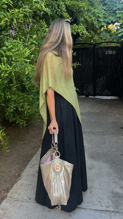 green zara poncho paired with black wide leg pants Green Poncho Outfit, Pancho Outfit Women Winter, Black Poncho Outfit, Green Poncho, Poncho Outfit, Italy 2023, Black Poncho, Black Wide Leg Pants, Leg Pants