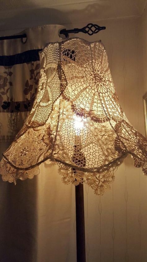 Lamp Shade Crafts, Vintage Lampshades, Doily Art, Doilies Crafts, Deco Champetre, Lampshade Makeover, Ideas For Easter Decorations, Deco Originale, Shabby Chic Crafts