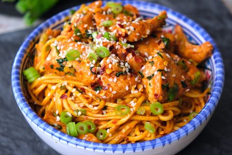 Hot Honey Garlic Noodles - The Good Bite Honey Garlic Pasta, Hot Honey Pasta, Chinese Noodle Recipes Easy, Honey Garlic Noodles, Honey Garlic Chicken Noodles, Hot Honey Sauce, Crispy Chilli Beef, Hot Honey Chicken, Honey Soy Chicken