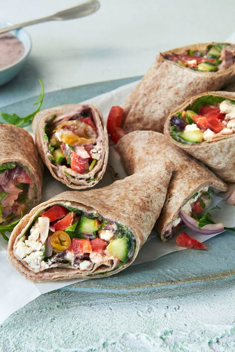 Fix zubereitet sind diese vegetarischen Wraps. Gefüllt werden sie mit viel knackigem Gemüse, einer scharf-würzigen Bohnencreme und cremigem Feta. Lange satt bleibt man durch die Vollkorn-Tortilla. #eatbetter #eatbettertogether #wraps #snack #vegetarisch Lunch Wraps, Veggie Wraps, Acidic Foods, Yummy Salad Recipes, Tortilla Wraps, Cooking Inspiration, Going Vegan, Delicious Salads, Feta