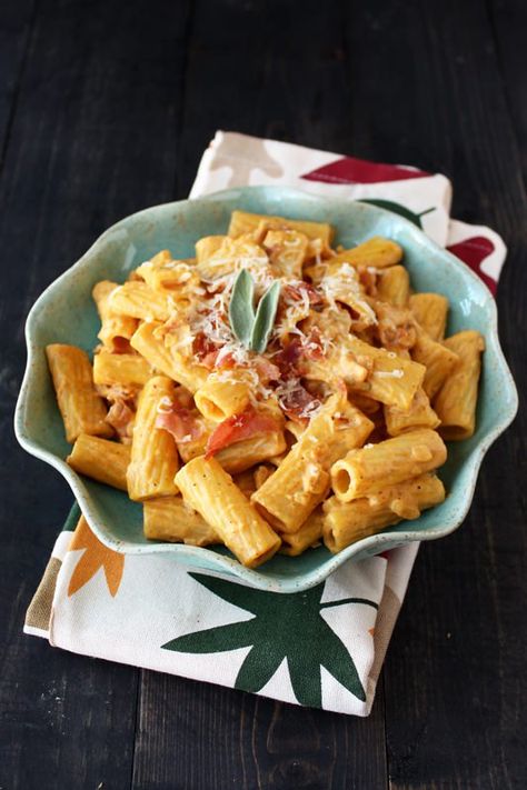 Creamy Pumpkin Prosciutto Rigatoni  - Delish.com Proscuitto Pasta, Pumpkin Pasta Recipe, Rigatoni Recipe, Rigatoni Recipes, Fall Favorites Recipes, Fall Meal, Handle The Heat, Pumpkin Pasta, Fall Cooking