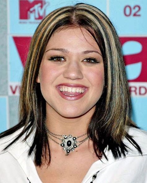 Kelly Clarkson Hair, Blonde Chunks, Hairstyle Casual, Straight Brunette Hair, Brown Hair With Blonde, Hair With Blonde Highlights, Medium Long Haircuts, Straight Hairstyle, Celebrity Haircuts