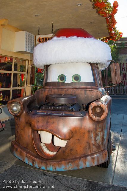 Meeting Mater from CARS Christmas Disneyland, Cars Disney Pixar, Disneyland Holidays, Anuel Aa Wallpaper, Christmas Tips, Disneyland Christmas, Disneyland California Adventure, Disneyland California, Christmas Parade