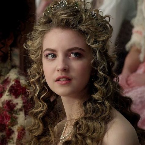 holly sturton as beatrix in the school for good and evil Evil Jewelry, The School For Good And Evil, Good N, Evil Doctor, Kings Movie, Edwardian Hairstyles, Romantic Princess, School For Good And Evil, Hair Jewels