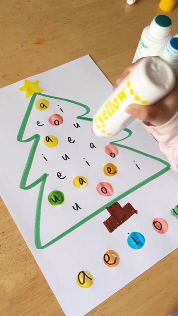 Fynn Sor | Happy Tot Shelf on Instagram: "Here’s a super low prep activity for kids to learn vowels and letter matching! Set up this Vowel Christmas Tree in less than 5 minutes and invite your child to find and dot the vowels in matching colours. 👉🏻 Recommended for 2 to 5yo 👉🏻 For 2 to 3yo, use either uppercase of lowercase letters. For 4 to 5yo, match uppercase to lowercase letters. ❤️ Love this idea? Save this post and try this easy activity one day! . . #learningisfun #handsonlearning #pr Homeschool Preschool Activities, Kindergarden Activities, Montessori Toddler Activities, Hanging Craft, Kindergarten Learning Activities, Baby Learning Activities, Alphabet Activities Preschool, Preschool Art Activities, Letter Matching