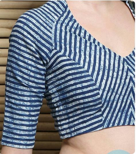 Love the raglan More Striped Blouse Designs, Long Blouse Designs, Blouse Designs High Neck, Cotton Saree Blouse Designs, Cotton Blouse Design, Essential Fashion, New Saree Blouse Designs, Fashionable Saree Blouse Designs, Linen Tableware