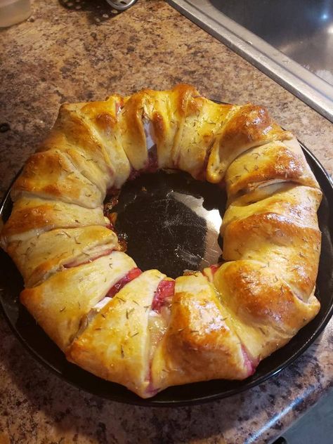 Cranberry Brie Bacon Crescent Ring, Cranberry Brie Crescent Ring Pioneer Woman, Crescent Ring Recipes Vegetarian, Cranberry And Brie Crescent Ring, Brie Cranberry Appetizer Crescent Roll, Crescent Ring Appetizers, Cranberry Crescent Baked Brie, Crescent Brie Cranberry, Cranberry Brie Crescent Wreath