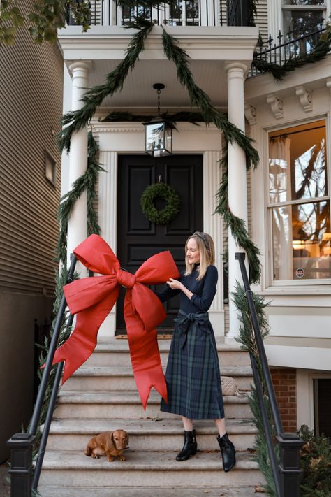 Jumbo Outdoor Christmas Decorations, Big Red Bows Christmas, Exterior Wreaths On Windows, Window Bows Christmas, Christmas Bow On Front Door, Christmas Bow Front Door, Outdoor Bows Christmas, Outdoor Christmas Bows, Giant Christmas Bow On House