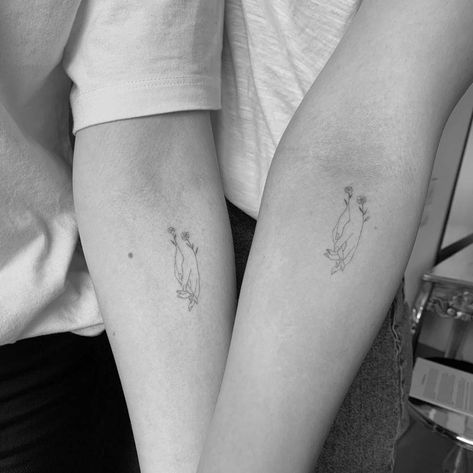 Fine line holding hands matching tattoo for sisters. Matching Tattoos Family, Matching Tattoos Sister, Tattoo For Sisters, Matching Family Tattoos, Matching Tattoos For Siblings, Matching Friend Tattoos, Matching Tats, Matching Sister Tattoos, Sibling Tattoos