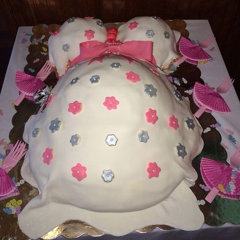 Pink and Silver Pregnant Belly Cake from Clarissa Bowers Fuzzy Navel Cake, Pregnant Women With Belly Piercing, Pregnant Belly Sculpture, Pregnant Belly Cakes, Heavily Pregnant Belly, Belly Cakes, Pink And Silver, Pregnant Belly, Lunch Box