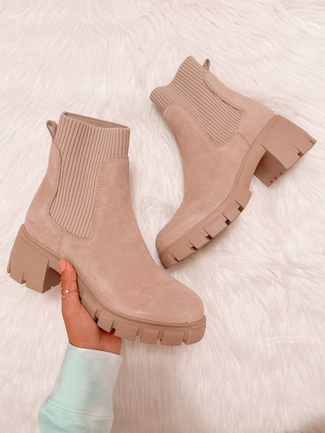 Dr Shoes, Platform Chelsea Boots, Girly Shoes, Cute Boots, Aesthetic Shoes, Swag Shoes, Carrie Bradshaw, Chunky Boots, Crazy Shoes