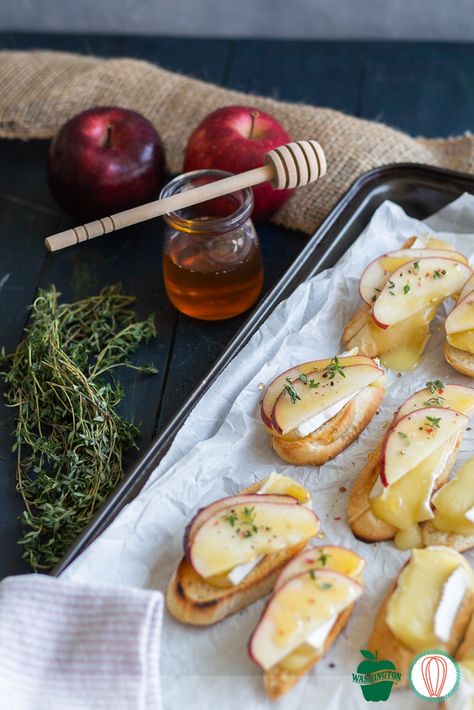 Easy and elegant, Washington Red Delicious apples are thinly sliced and placed atop melted brie over crisp crostini. Season with salt and pepper, and some fresh thyme and the finishing touch: a drizzle of honey. Make this for your next gathering, your guests will love it! 🍎🥖 #appetizers #apples #manzanas #brie #washingtonapples #manzanaswashington #queso Apple And Brie Crostini, Apple Brie Crostini, Baguette Appetizer, Brie Crostini, Apple Toast, Melted Brie, Apple Brie, Toothpick Appetizers, Entertaining Appetizers