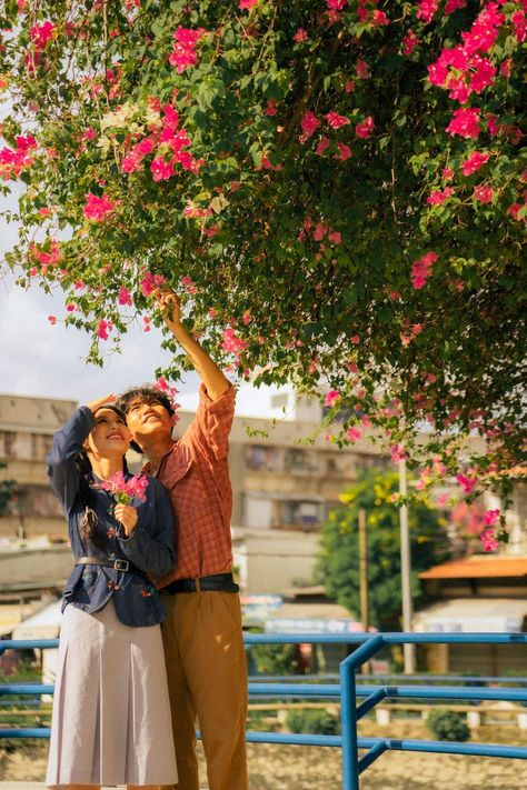 Copul Pic, Book Cover Art Ideas, Pre Wedding Photoshoot Theme, Umbrella Photography, Male Portrait Poses, Prewedding Outdoor, Wedding Photo Studio, Guy Best Friend, Flower Photoshoot