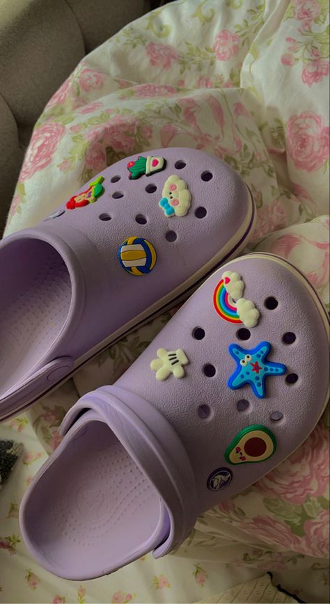 Crocs Decor Ideas, Crocs Aesthetic, Crocs Ideas, Croc Jibbitz, Crocs Charms, Crocs Fashion, Cute Instagram Captions, Shoe Inspo, Diy Creative Crafts