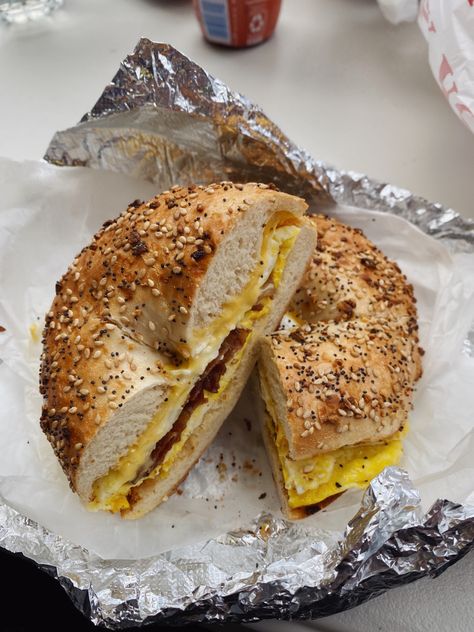 New York Breakfast Sandwich, Nyc Bacon Egg And Cheese, Bacon Egg And Cheese Sandwich New York, Healthy Bagel Sandwich Lunch, Bacon Egg Cheese Sandwich, Bagel Sandwich Aesthetic, Nyc Bagel Aesthetic, Bagel Aestethic, Bagel Recipe Sandwich