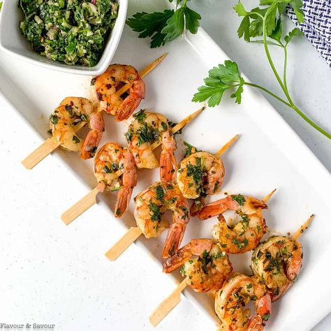 10 Minute Grilled Chimichurri Shrimp Skewers - Flavour and Savour Shrimp Skweres Ideas, Prawn Skewers Appetizers, Shrimp Skewer Appetizer, Shrimp Canapes, Shrimp Skewers Grill, Skewers Appetizers, Mini Skewers, Chimichurri Shrimp, Camper Food