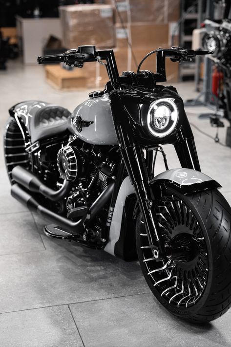 Harley custom Fat Boy ‘Fat Box V’ by Box39 Harley Davidson Fatboy Custom, Motocykle Harley Davidson, Moto Ninja, Harley Fat Boy, Мотоциклы Harley Davidson, Harley Fatboy, Custom Motorcycles Harley, Harley Davidson Wallpaper, Мотоциклы Cafe Racers