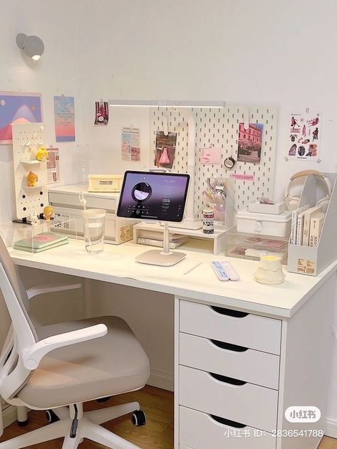 Interior Design Bedroom Teenage, Desk Organisation, Study Desk Decor, White Room Decor, Desk Inspo, Desk Inspiration, Room Redesign, Office Room Decor, Pinterest Room Decor