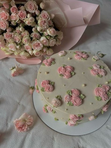 Rose Cake Aesthetic, Spring Aesthetic Flowers, Cake Spring, Birthday Cake Roses, 19th Birthday Cakes, Bolo Vintage, Artist Cake, Vintage Birthday Cakes, Tiny Cakes