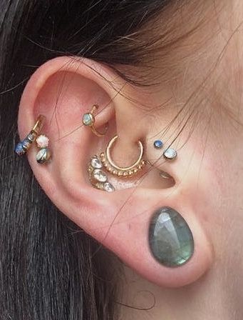 Piercing Ideas With Gauges, Stretched Ear Inspiration, Ear Styling With Gauges, Gauged Ears Aesthetic, 00 Stretched Ears, Small Stretched Ears Aesthetic, Guages With Earring, Ear Stretching Aesthetic, Stretched Ears With Earrings