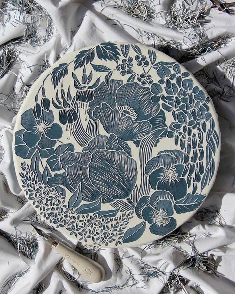 Paint Carving, Intaglio Printmaking, Lino Art, Animals And Plants, Textile Prints Design, Linocut Art, Keramik Design, Blue Pottery, Carving Designs