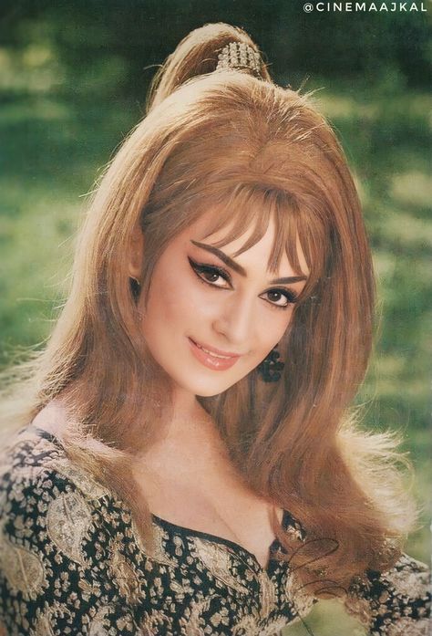 Saira Banu Saira Bano, Saira Banu, Indian Retro, Old Film Stars, Calligraphy Arabic, Bollywood Pictures, Retro Bollywood, Bollywood Photos, Popular Actresses