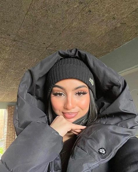 Lacoste Beanie Outfit, Long Drive Outfit, Bonnet Aesthetic, Lacoste Outfit, Modest Casual Outfits, Girls Winter Jackets, Mode Zara, Make Up Tutorial, Fasion Outfits