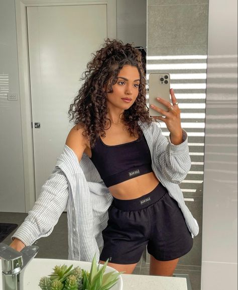 Olivia Calabio, Medium Curls, Curly Hair Styles Easy, Hairdos For Curly Hair, Curly Hair Inspiration, Curly Hair Care, Curly Hair Cuts, Dream Hair, Curly Girl