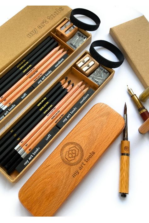 Artist Tools Art Supplies, Art Supplies Pens & Pencils, Drawing Materials Aesthetic, Pen For Drawing, Pencils For Drawing, Travel Watercolor, Drawing Pencils, Art Studio Room, Art Studio Design